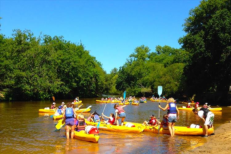 Canoës au départ de la descente de la Leyre