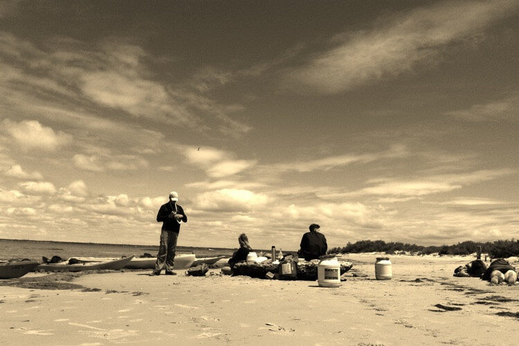 Pause déjeuner pique-nique sur un banc de sable, bassin d'Arcachon