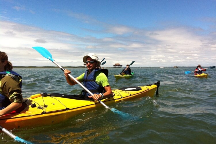 Balade en kayak de mer sur le bassin d'arcachon, près de l'île aux oiseaux et des cabanes tchanquées