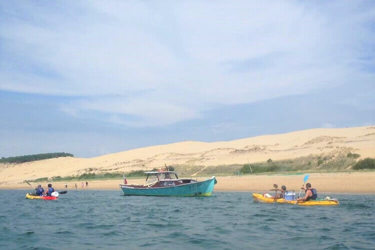 Kayaks et bateau en face de la dune du Pilat
